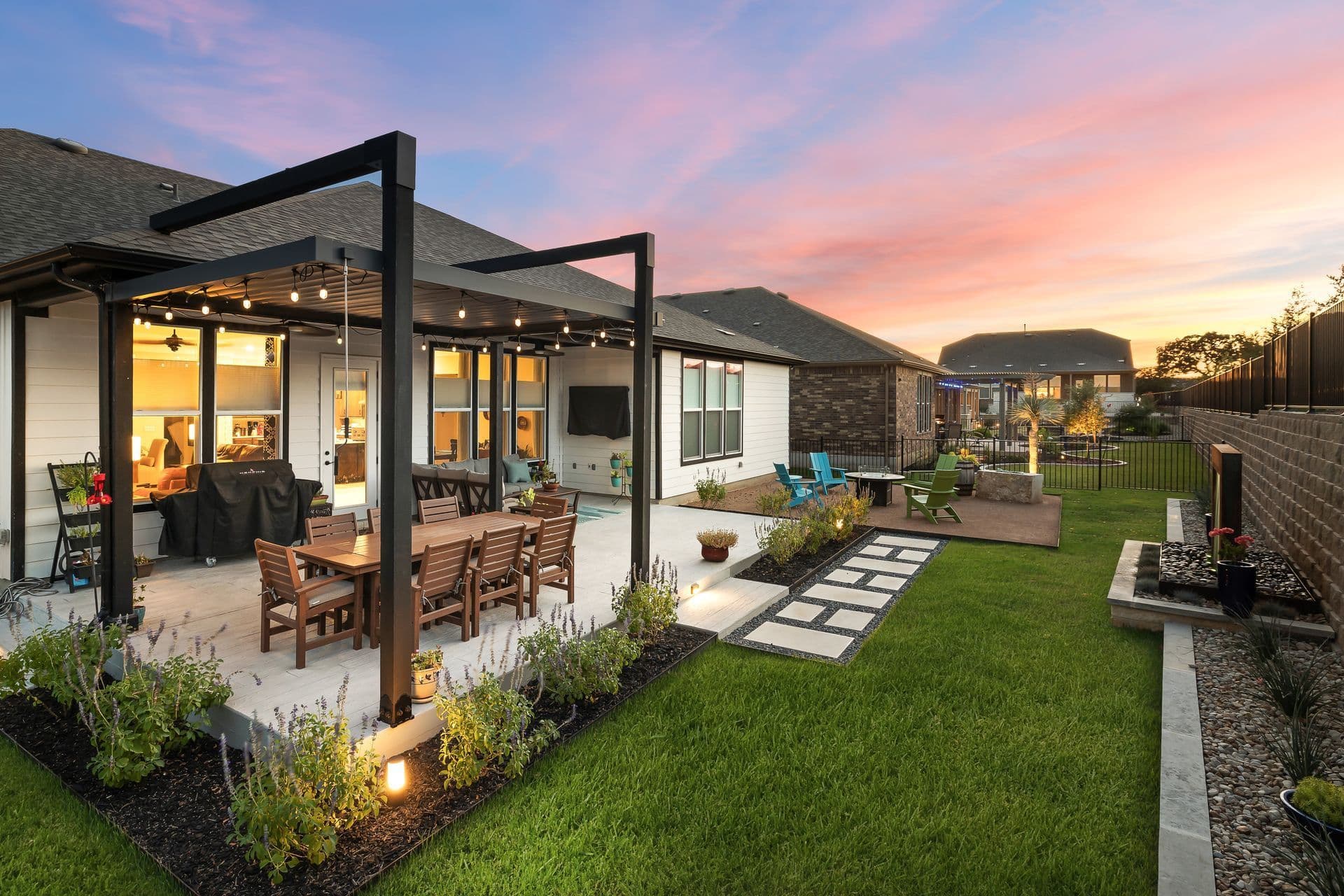 Modern Backyard & Steel Pergola